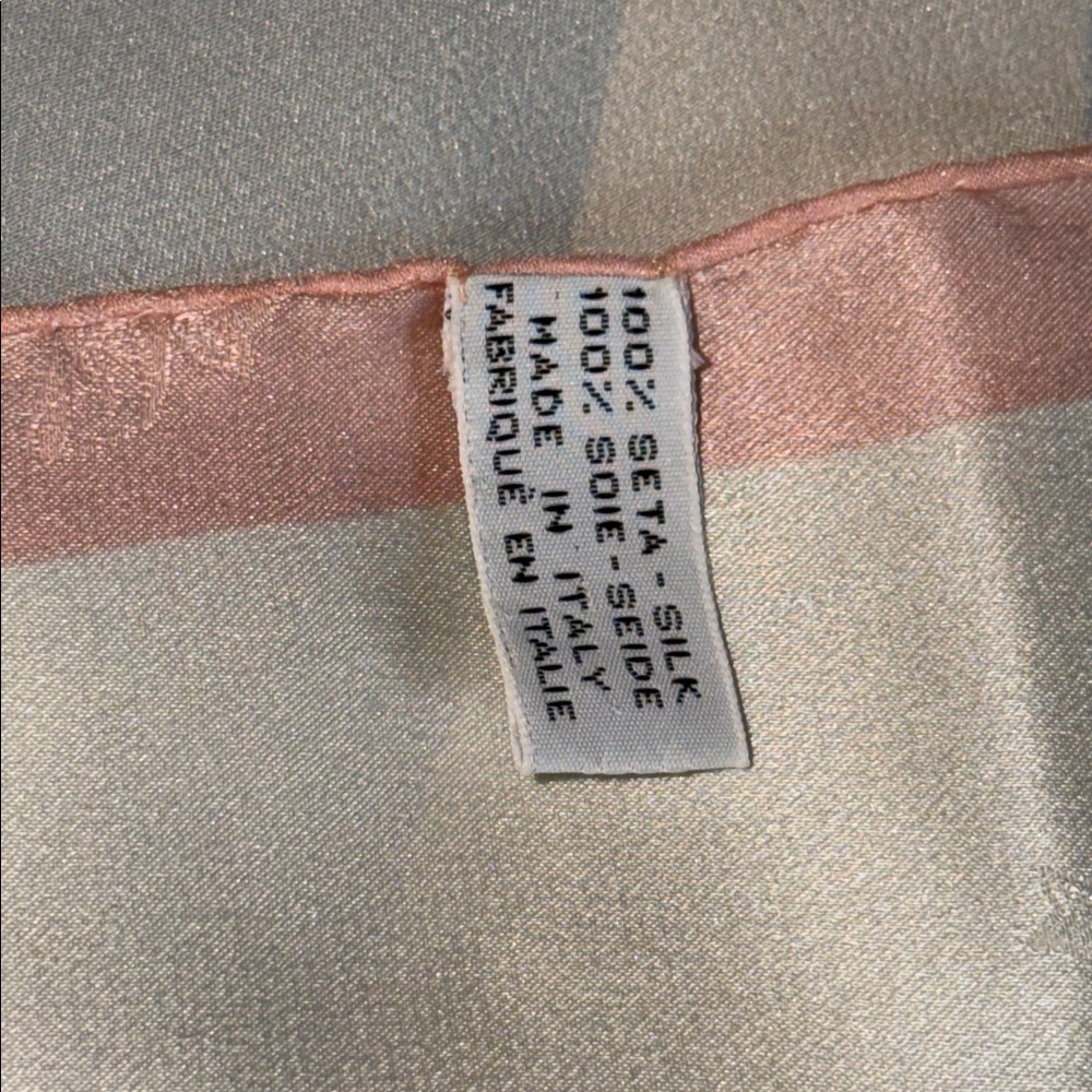 Preloved CHANEL Elegant Cream blue,pink and gray scarf 🧣 color great condition - Picture 11 of 12